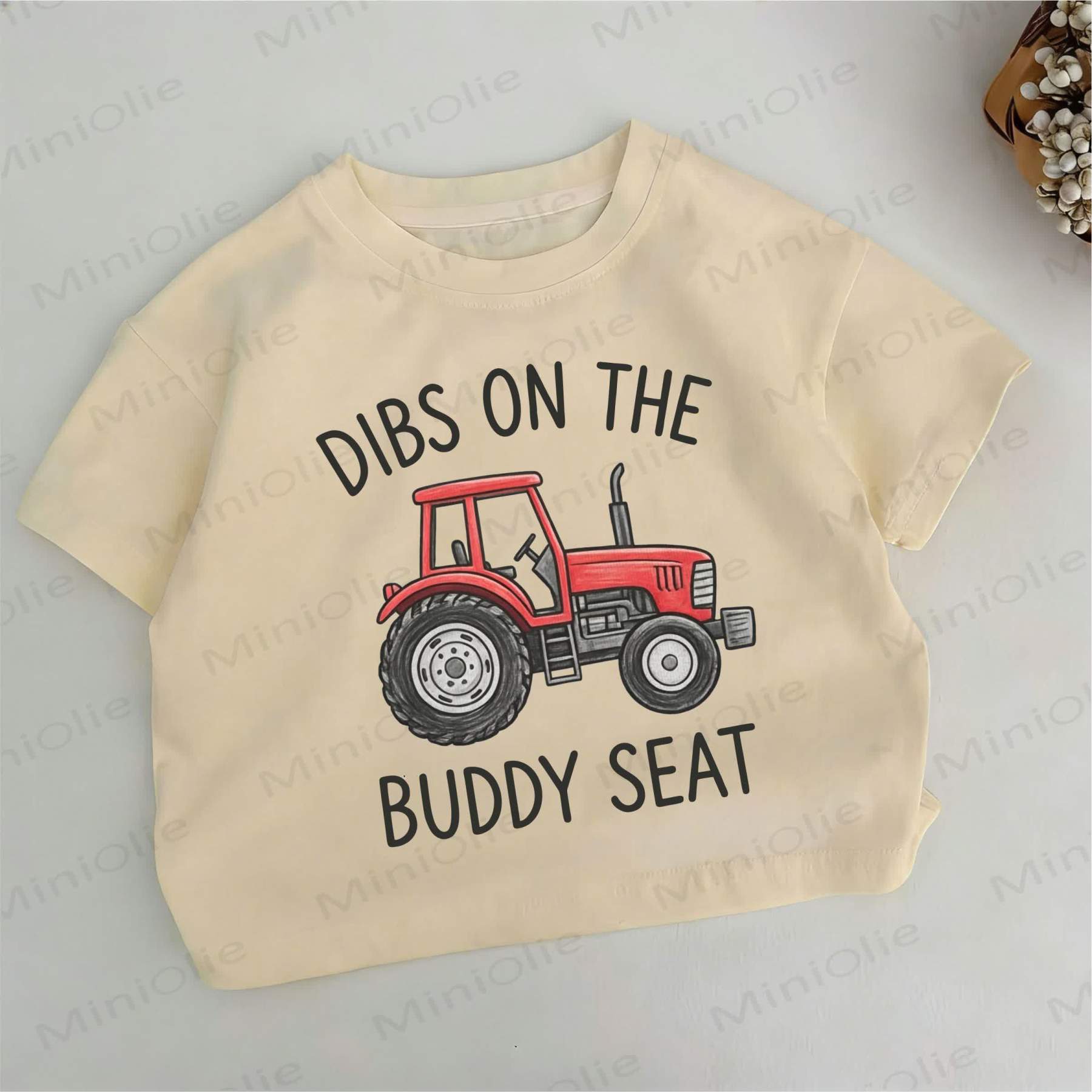 DIBS ON THE BUDDY SEAT！幼児男の子用乗り物柄カーキTシャツ - カーキ - 6～7歳 - image 1