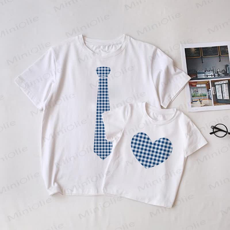 ホワイトファミリーのチェック柄ネクタイまたはハート柄のマッチングTシャツ - 白 - 大人用Tシャツ: XL - image 1