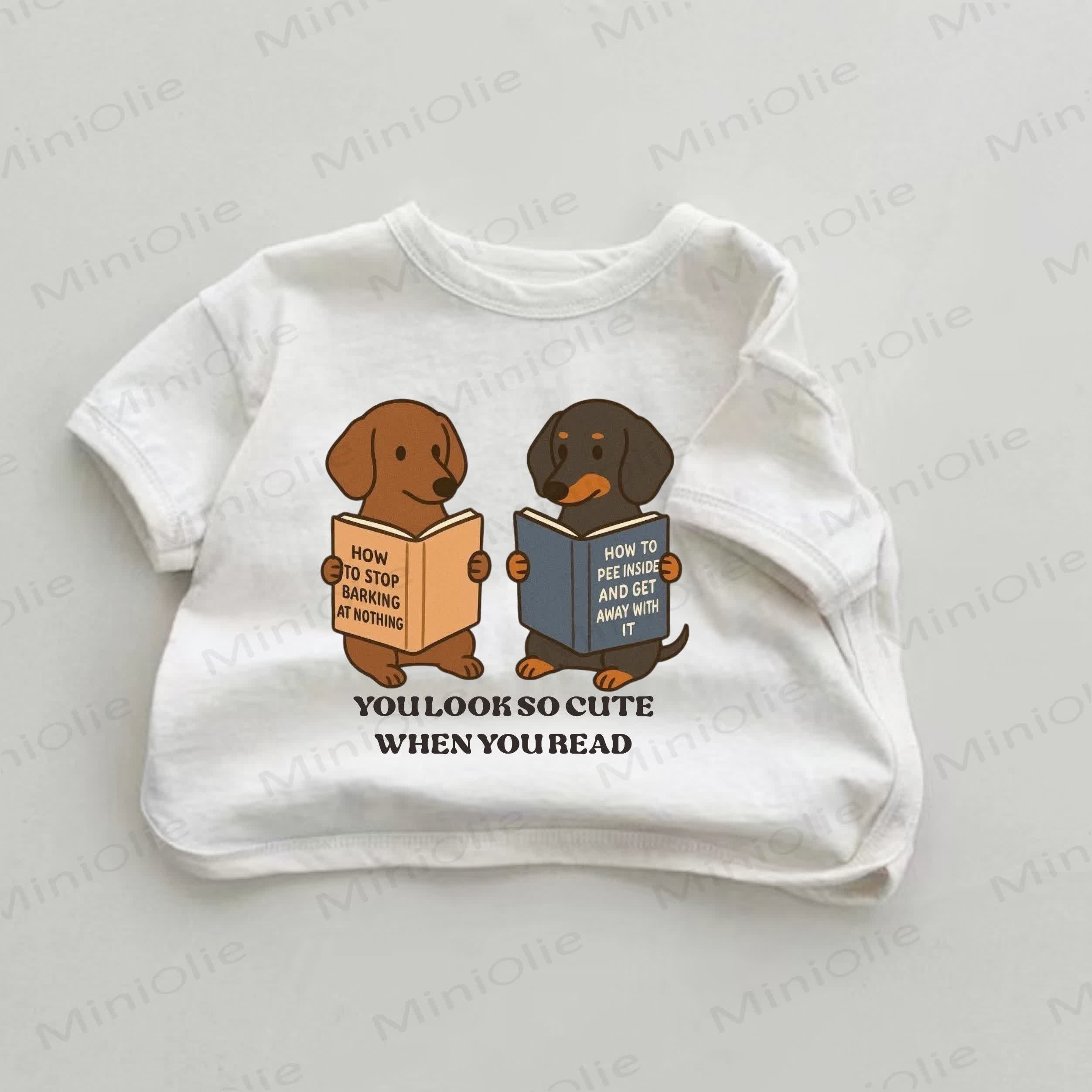 「あなたが読んでいる時、あなたはとてもかわいいです」ベビーホワイトドッグプリントTシャツ - 白 - 18～24ヶ月 - image 1
