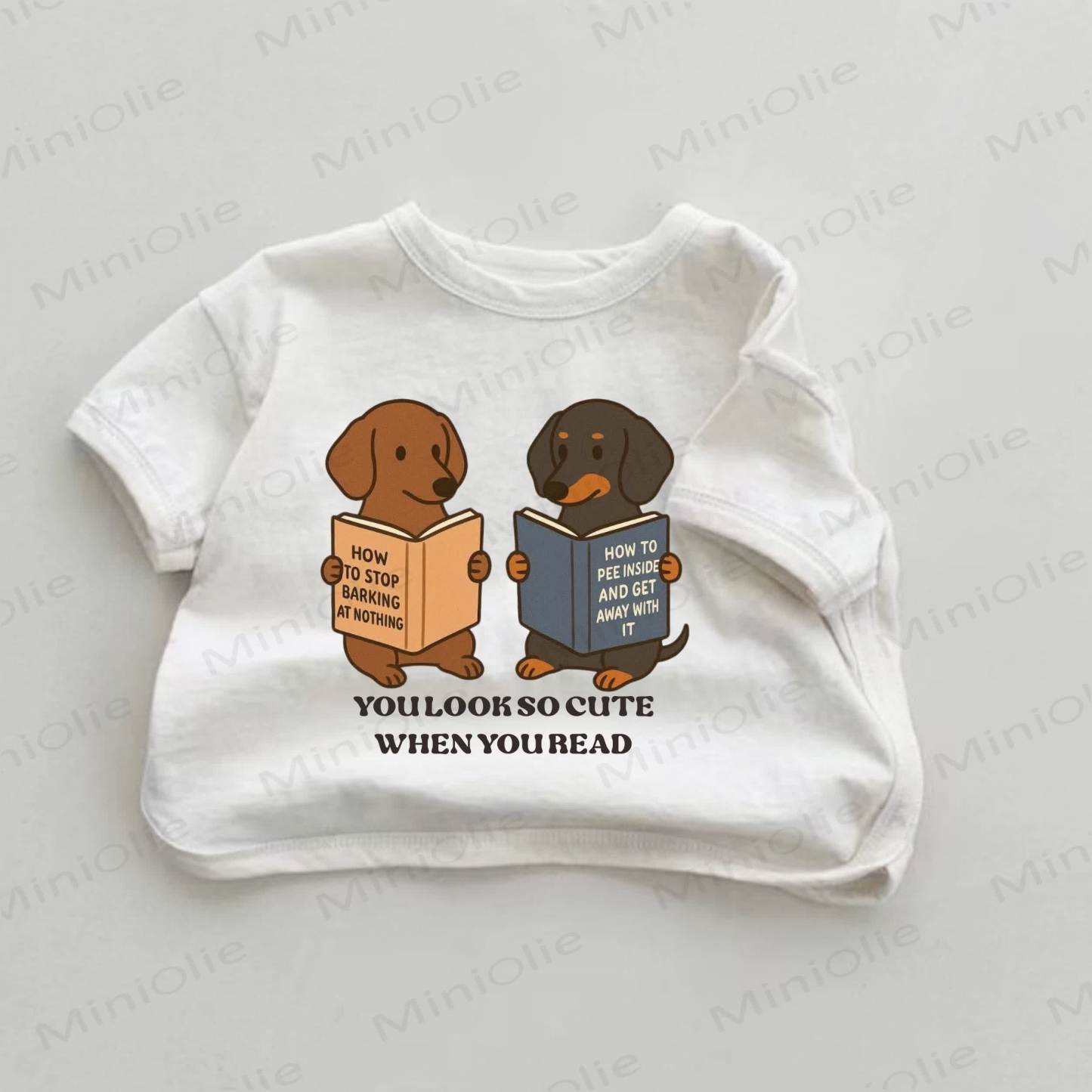「あなたが読んでいる時、あなたはとてもかわいいです」ベビーホワイトドッグプリントTシャツ - 白 - 18～24ヶ月 - image 1