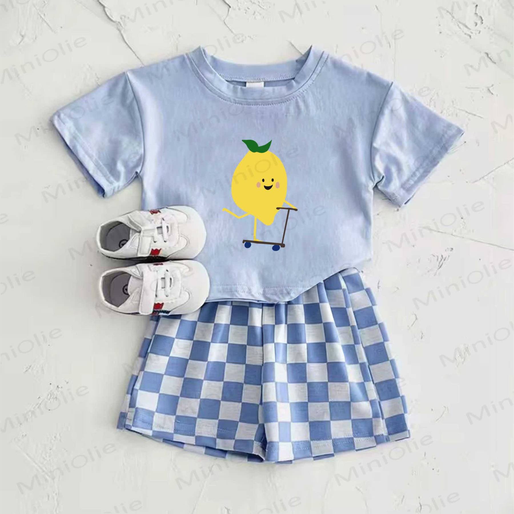 ベビーブルーのレモン柄Tシャツとチェック柄パンツのツーピースセット - 青 - 2～3歳 - image 1
