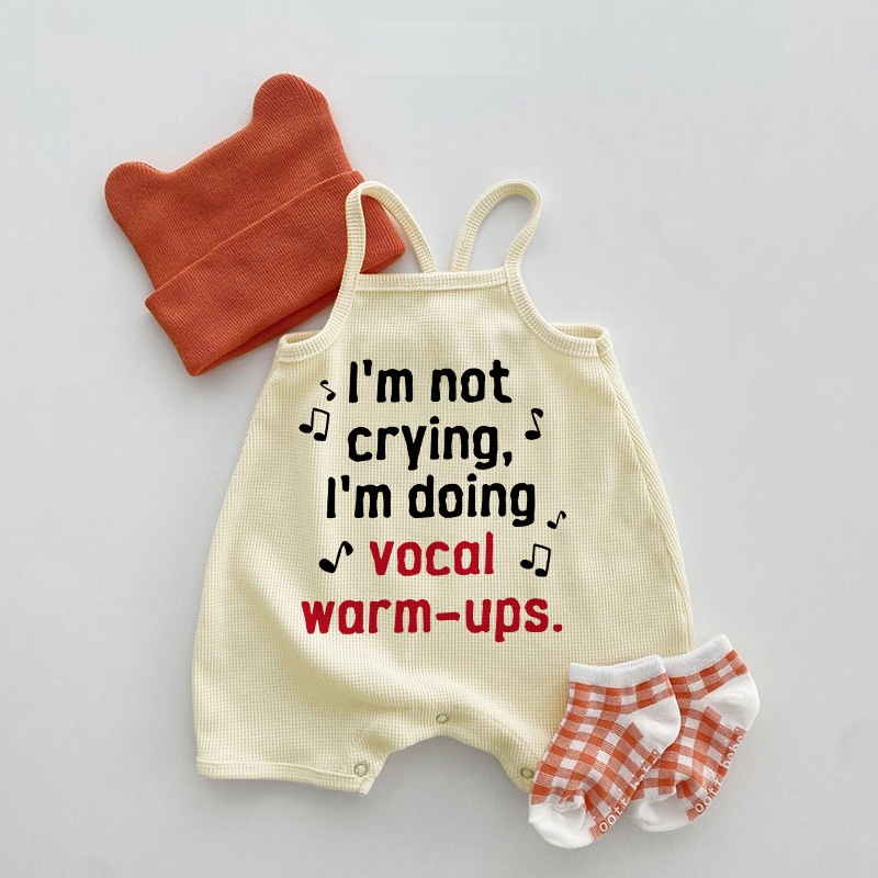 I'M NOT CRYING, I'M DOING VOCALのよ　ベビーベージュワッフルサスペンダーロンパース - ベージュ - 18～24ヶ月 - image 1