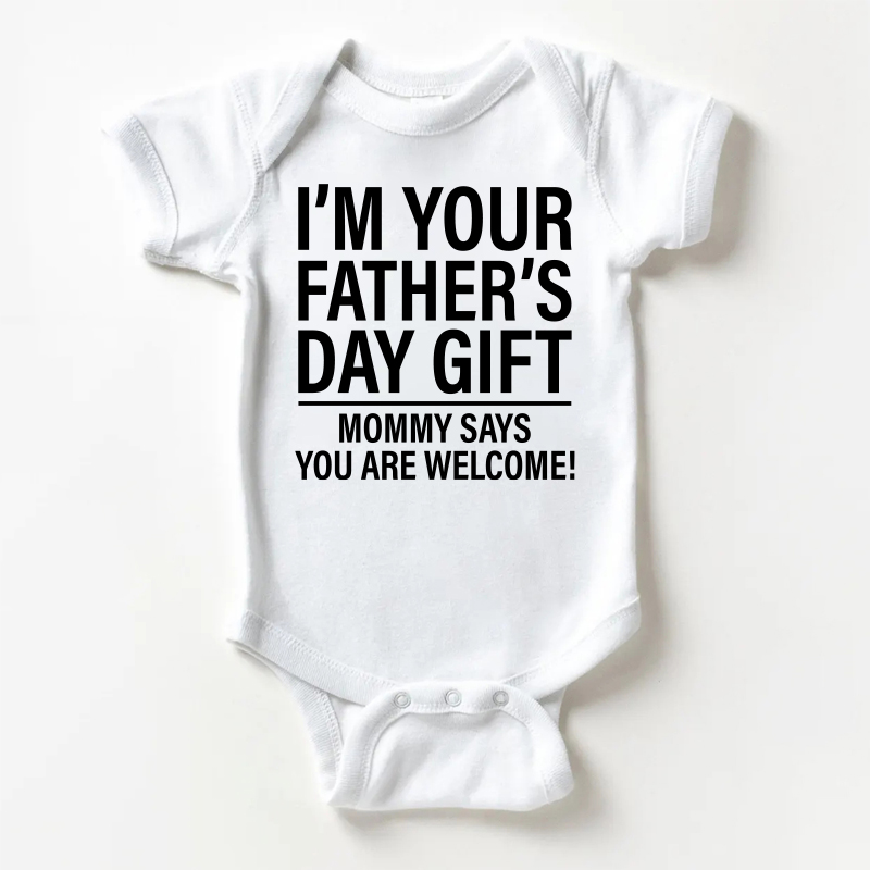 「I'M YOUR FATHER'S DAY GIFT MOMMY SAYS YOU ARE WELCOME! 」ベビー用スローガン入りホワイトボディスーツ - 白 - 18～24ヶ月 - image 1