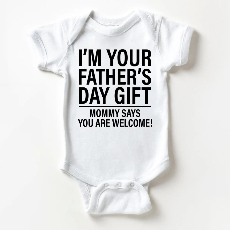 「I'M YOUR FATHER'S DAY GIFT MOMMY SAYS YOU ARE WELCOME! 」ベビー用スローガン入りホワイトボディスーツ - 白 - 18～24ヶ月 - image 1