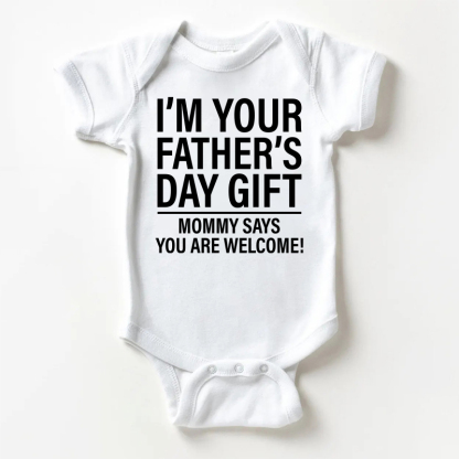 「I'M YOUR FATHER'S DAY GIFT MOMMY SAYS YOU ARE WELCOME! 」ベビー用スローガン入りホワイトボディスーツ - 白 - 18～24ヶ月 - image 1