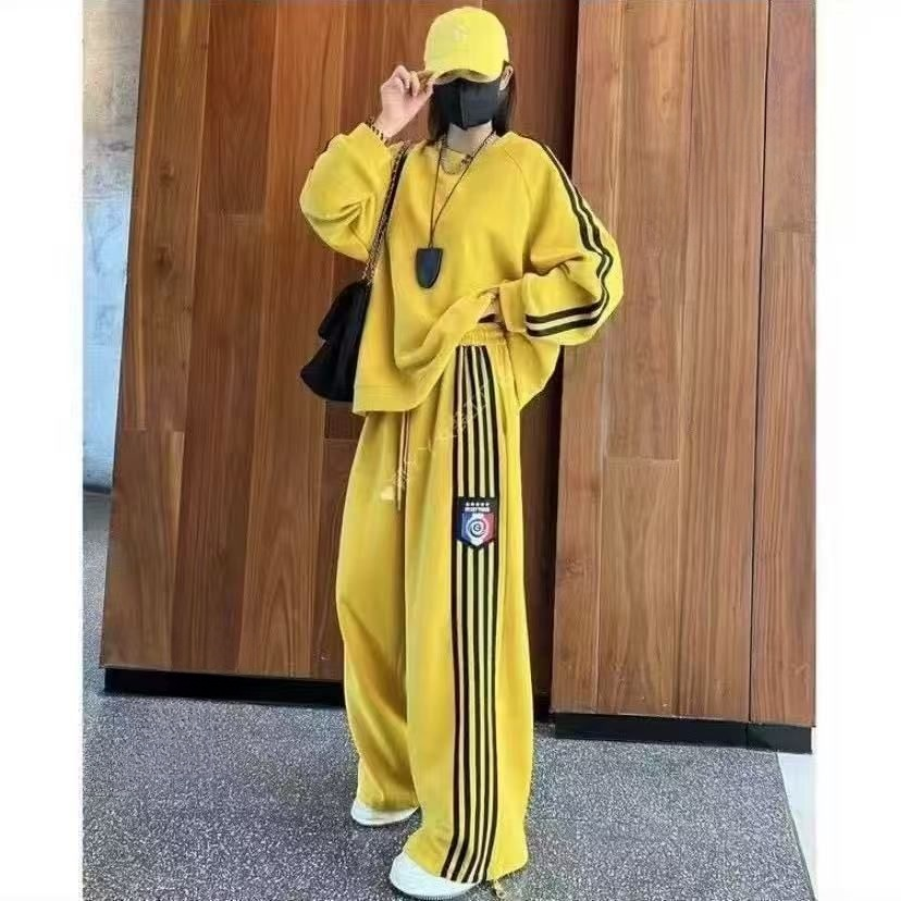 クールでスタイリッシュなオーバーサイズのスウェットとワイドパンツのセットアップ。