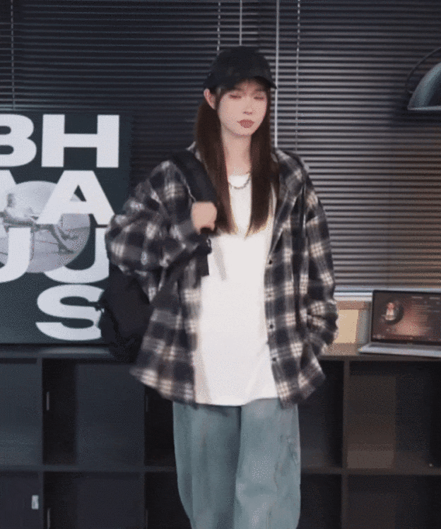 ルーズスタイルのフード付きチェック柄シャツ