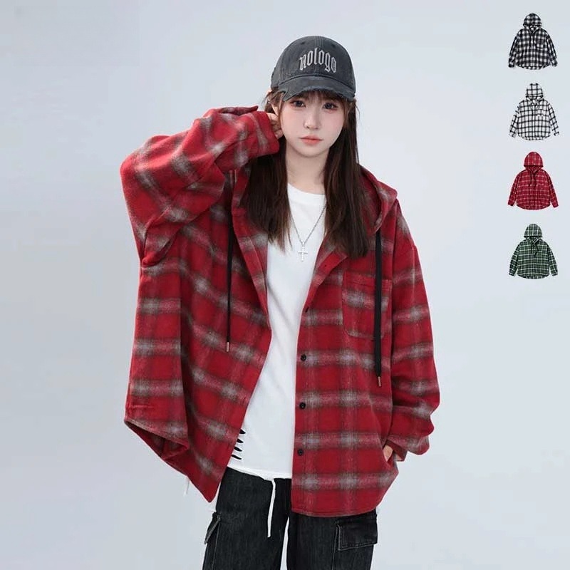 ルーズスタイルのフード付きチェック柄シャツ
