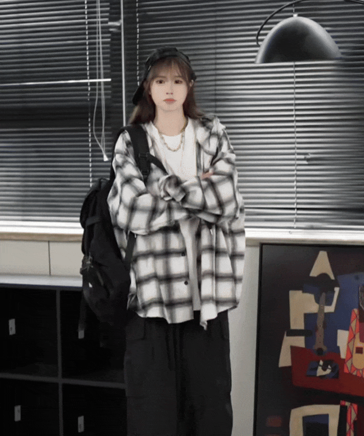 ルーズスタイルのフード付きチェック柄シャツ