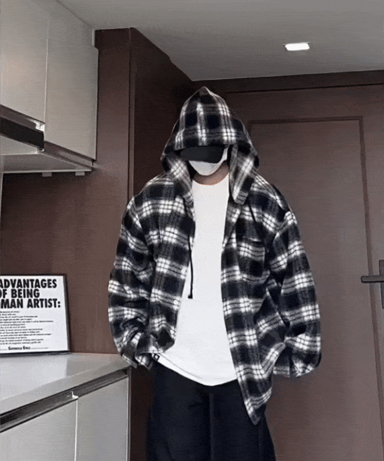 ルーズスタイルのフード付きチェック柄シャツ