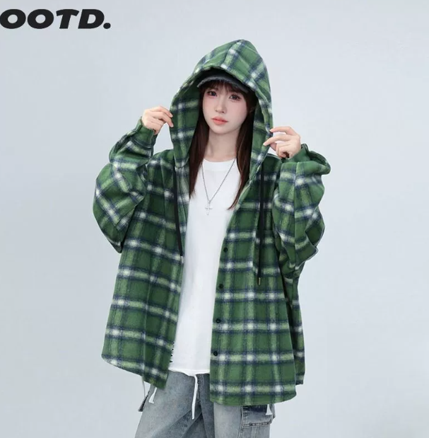 ルーズスタイルのフード付きチェック柄シャツ