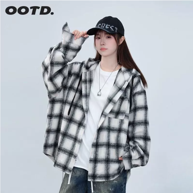 ルーズスタイルのフード付きチェック柄シャツ