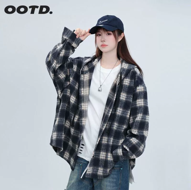 ルーズスタイルのフード付きチェック柄シャツ