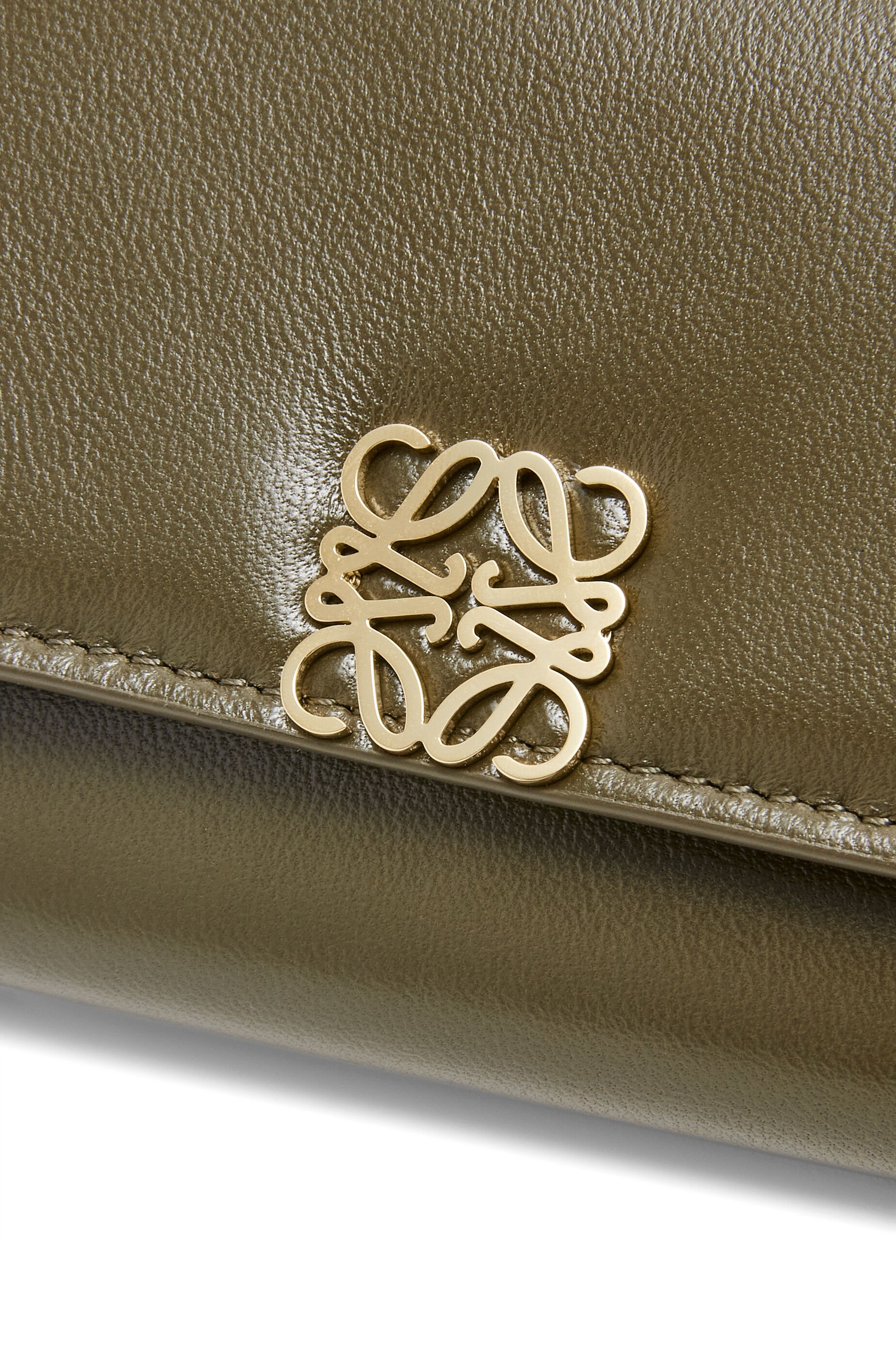 パファー アナグラム バーティカル ウォレット スモール（シャイニーナパカーフ）