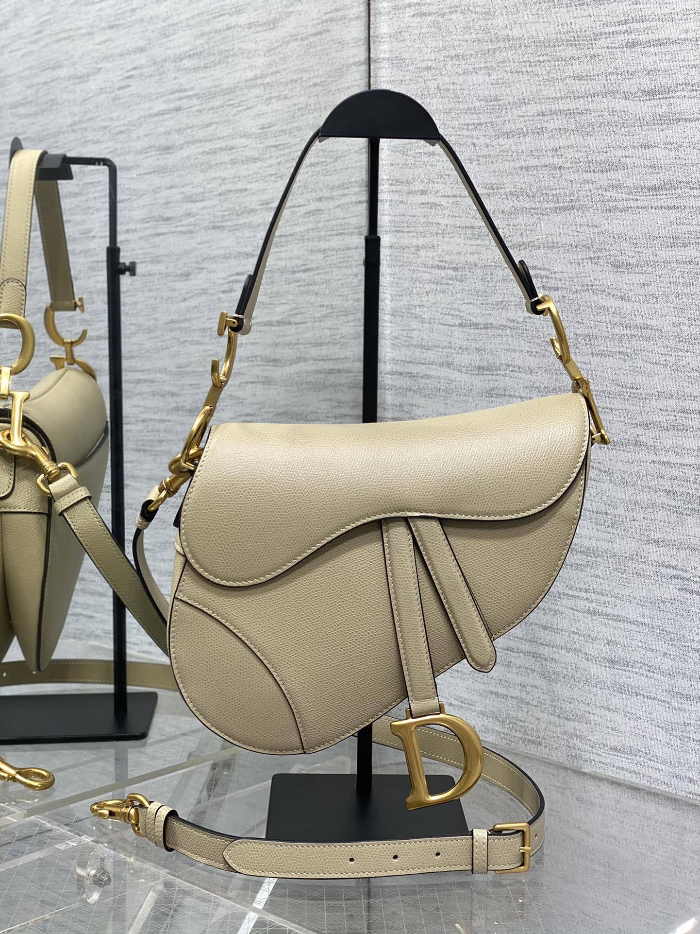 ディオール「Dior」Saddle バッグ グレインドカーフスキン