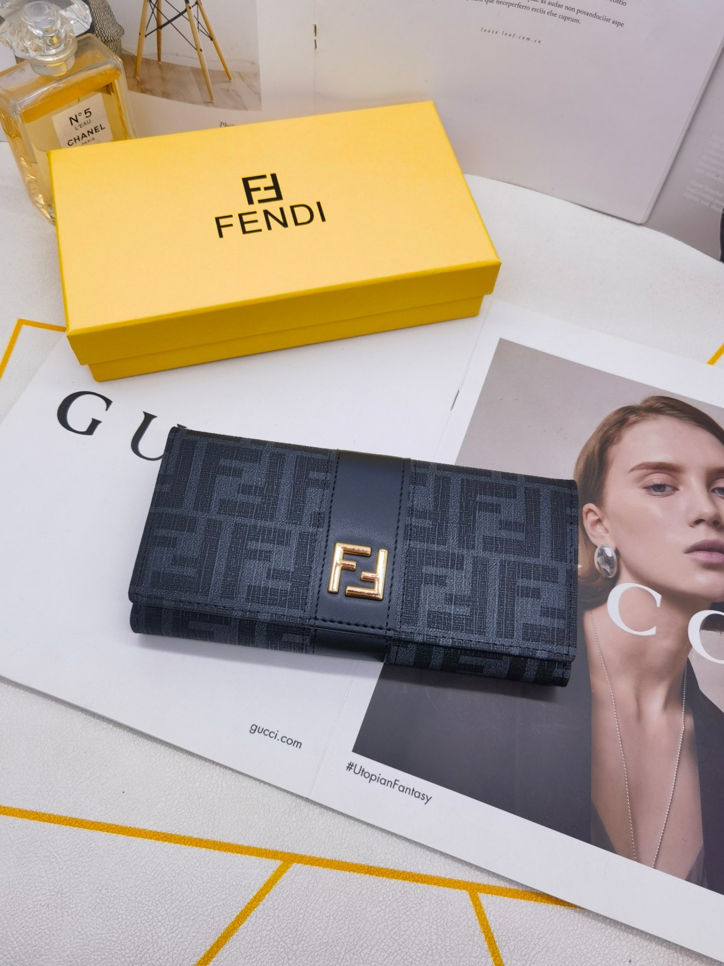 フェンディ「Fendi」高級エンボス牛革の大きな イタリア製財布