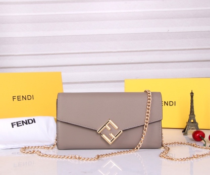 フェンディ「Fendi」高級エンボス牛革の大きな イタリア製財布