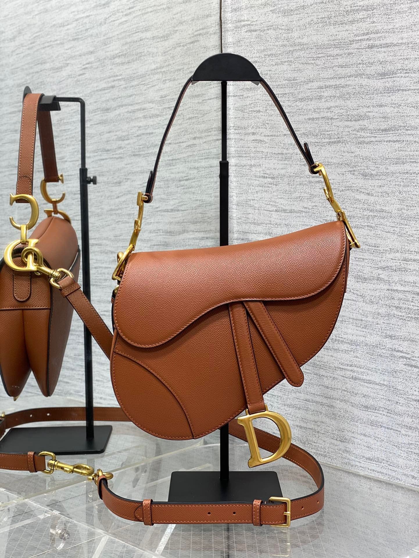 ディオール「Dior」Saddle バッグ グレインドカーフスキン