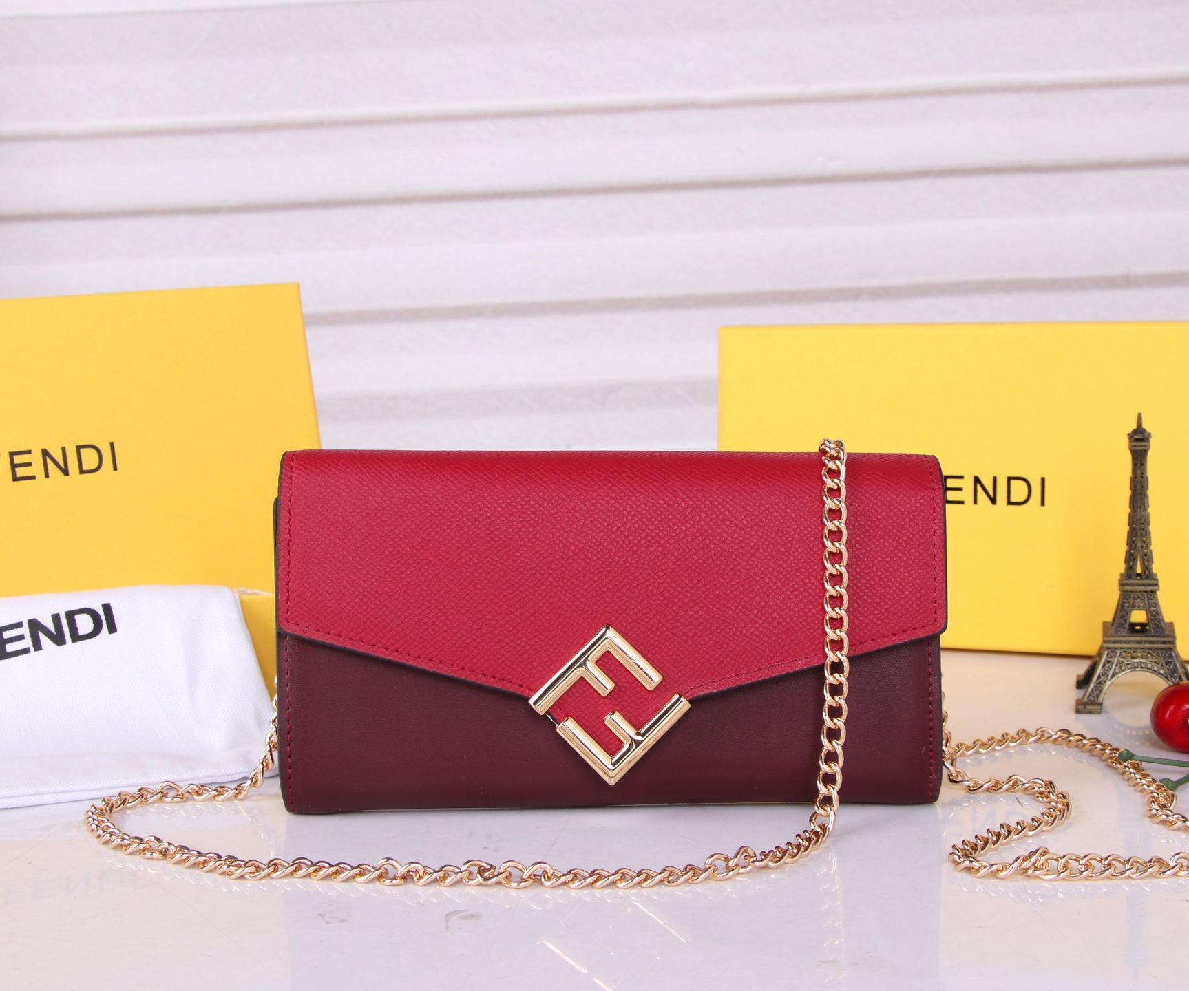 フェンディ「Fendi」高級エンボス牛革の大きな イタリア製財布