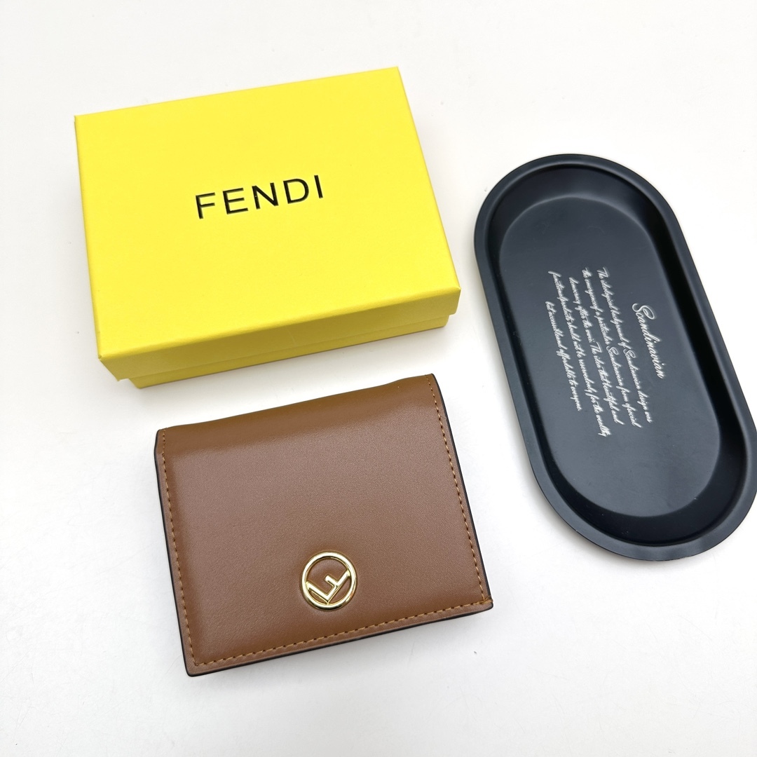 フェンディ「Fendi」高級エンボス牛革の大きな イタリア製財布