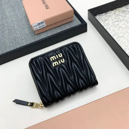 ミュウミュウ「Miu Miu」マテラッセレザー  ジップアラウンド財布