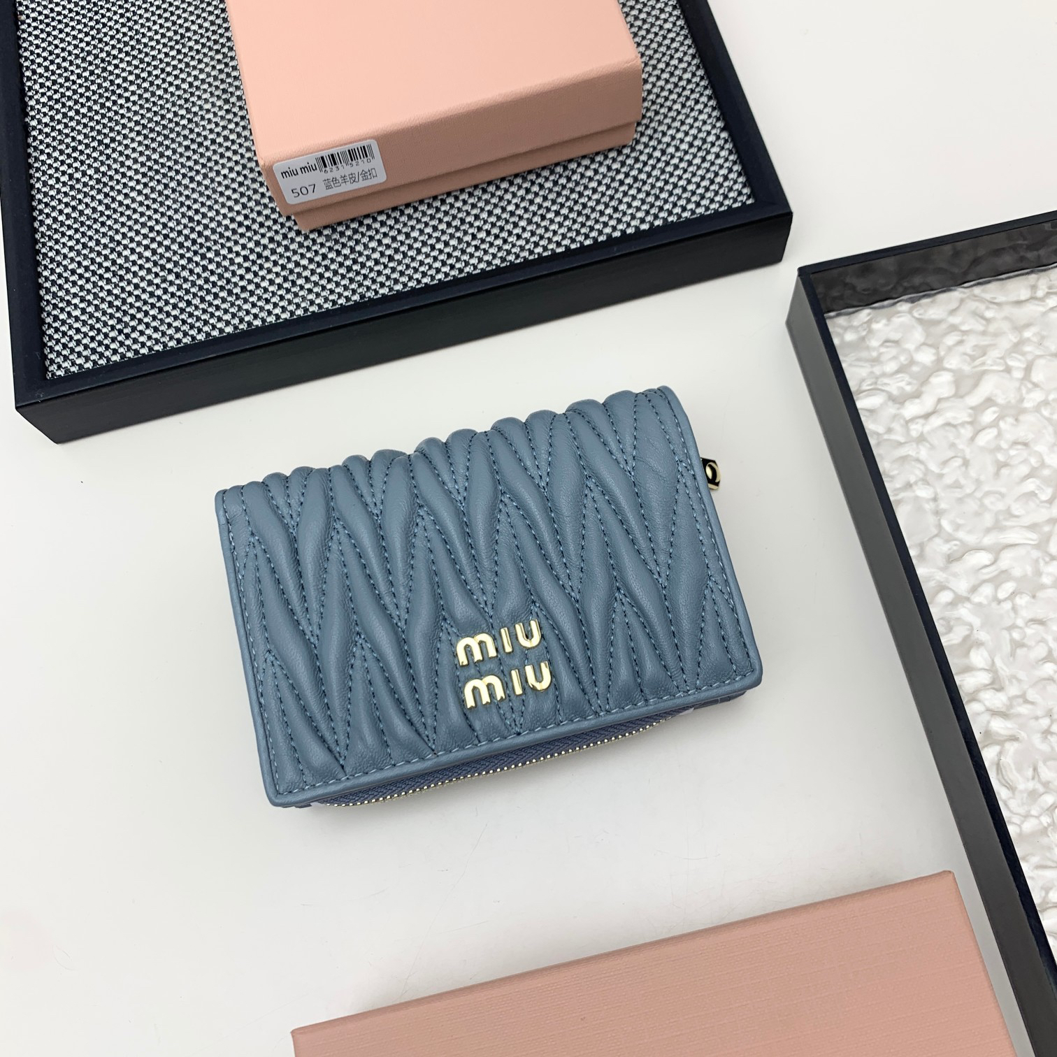 ミュウミュウ「Miu Miu」マテラッセレザー ジップアラウンド 折り財布
