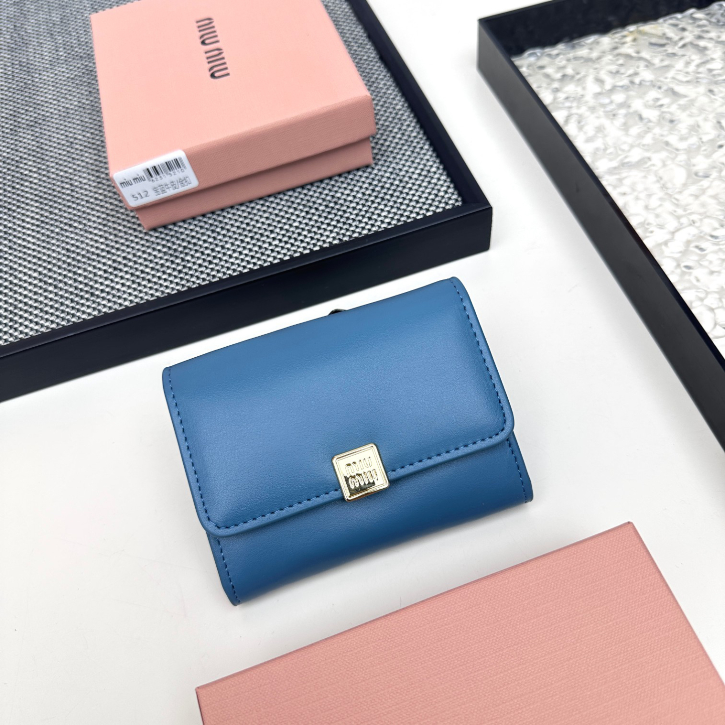 ミュウミュウ「Miu Miu」二つ折りスモールウォレット