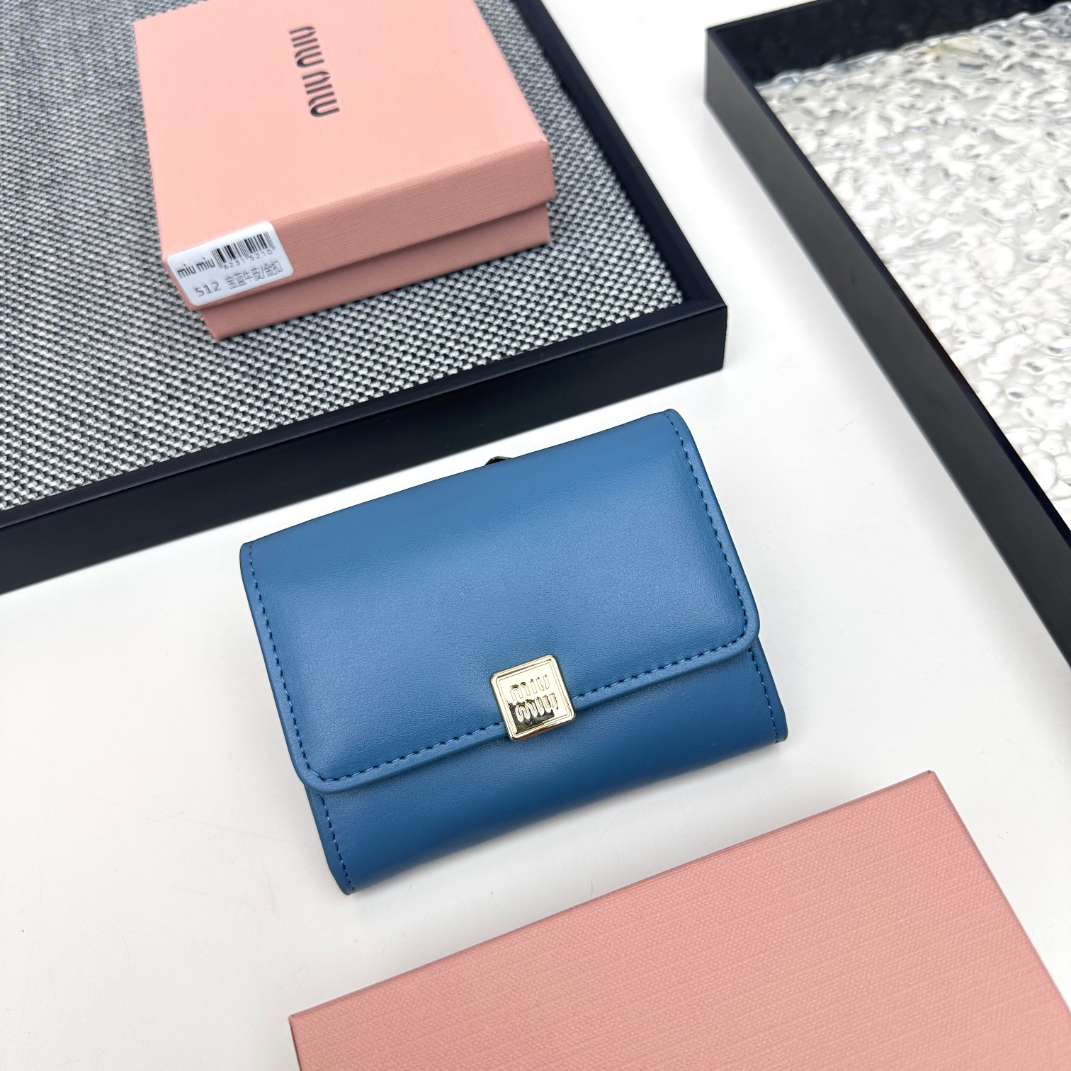 ミュウミュウ「Miu Miu」二つ折りスモールウォレット