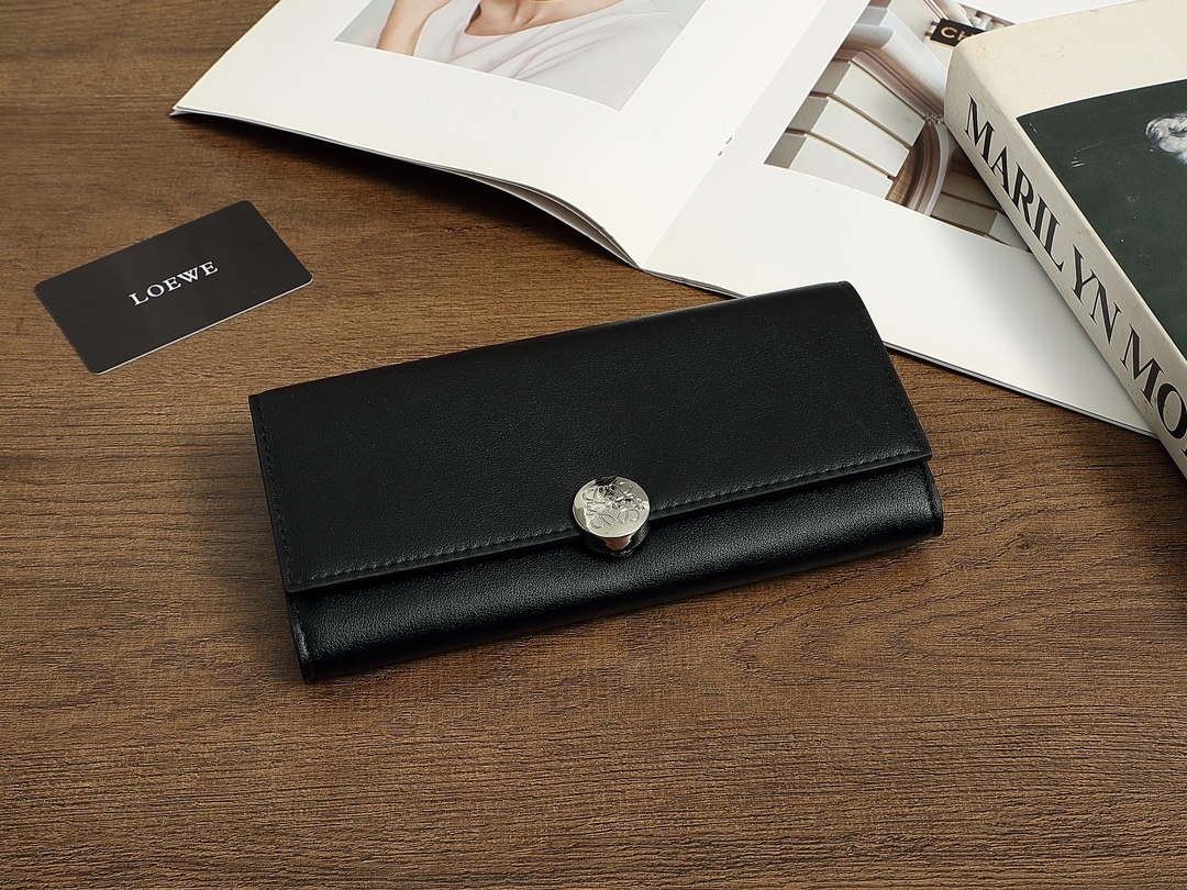 ロエベ「LOEWE」ぺブル バーティカル ウォレット スモール（シャイニーナパカーフ）