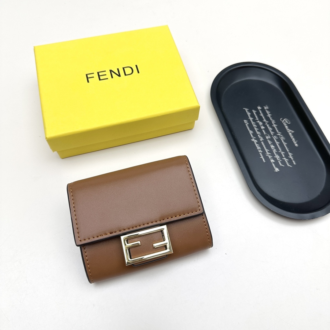 フェンディ「Fendi」高級エンボス牛革の大きな イタリア製財布
