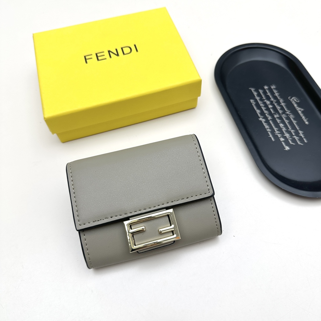 フェンディ「Fendi」高級エンボス牛革の大きな イタリア製財布