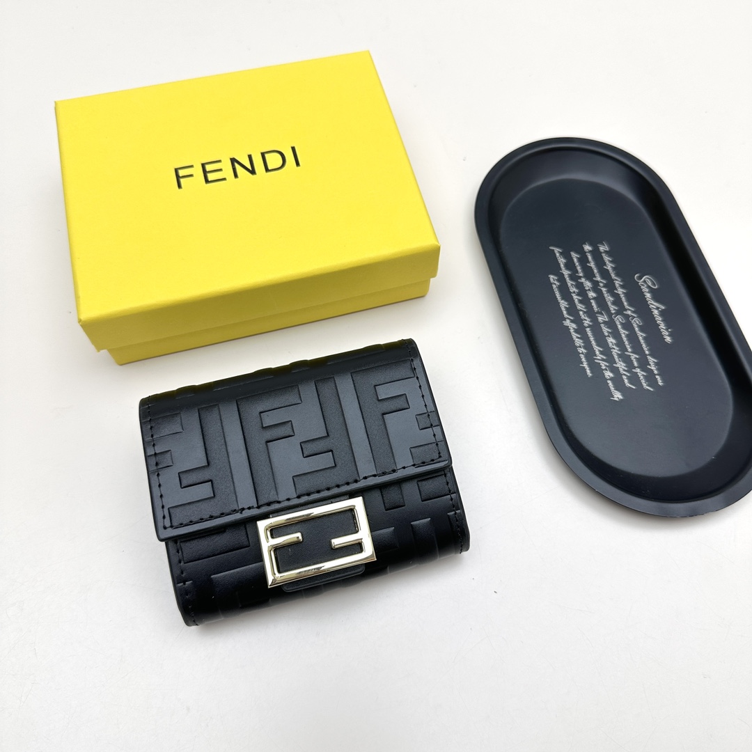 フェンディ「Fendi」高級エンボス牛革の大きな イタリア製財布