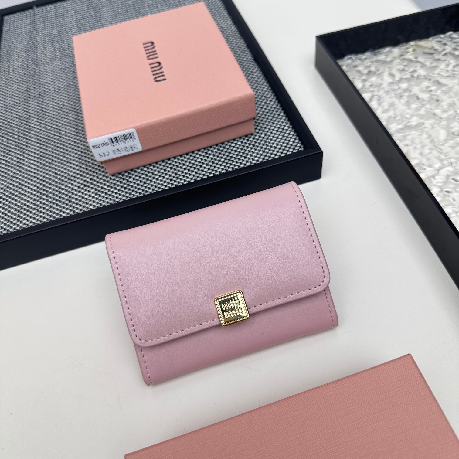 ミュウミュウ「Miu Miu」二つ折りスモールウォレット