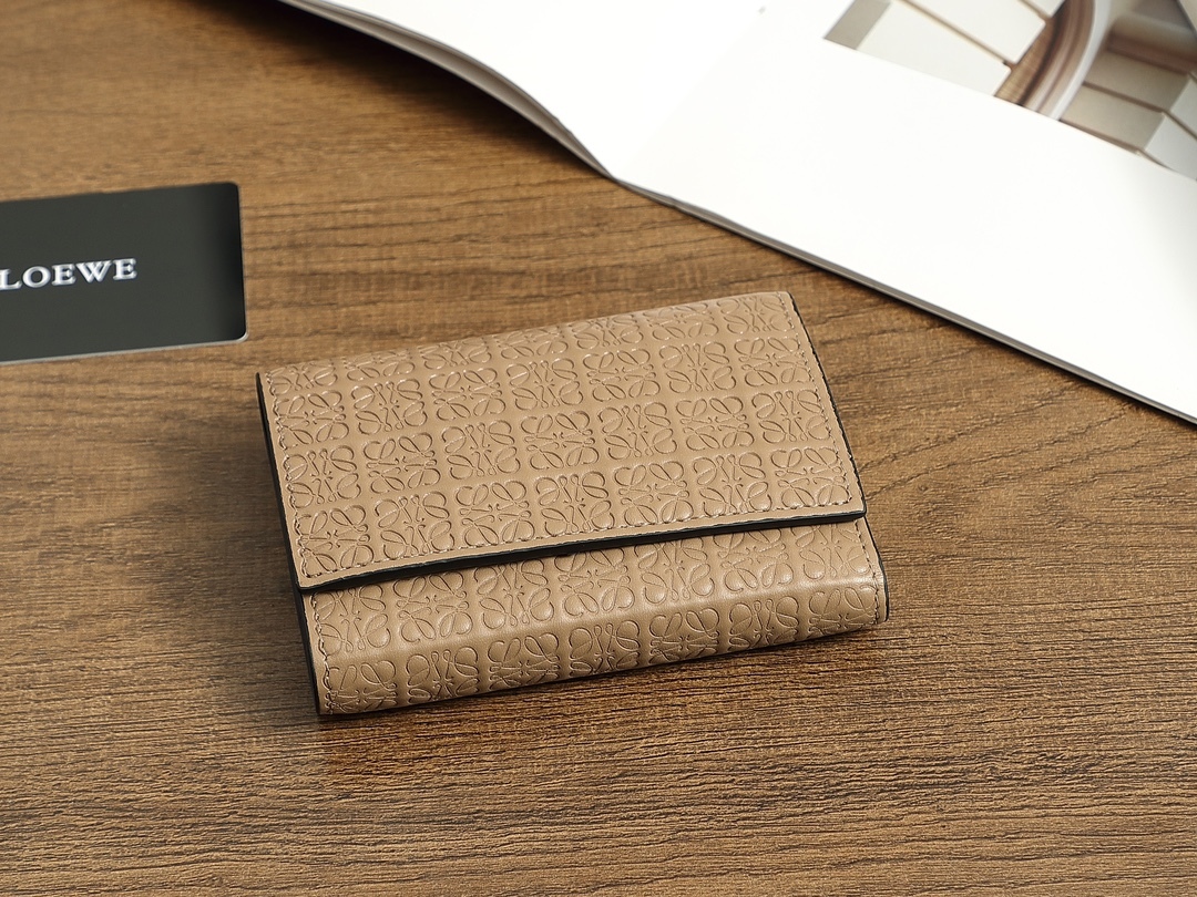 ロエベ「LOEWE」ぺブル バーティカル ウォレット スモール（シャイニーナパカーフ）