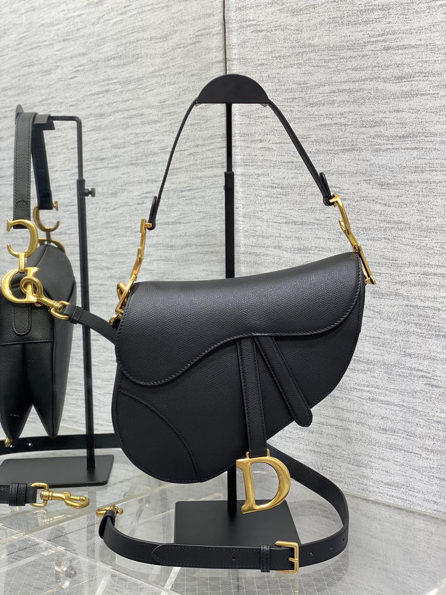 ディオール「Dior」Saddle バッグ グレインドカーフスキン