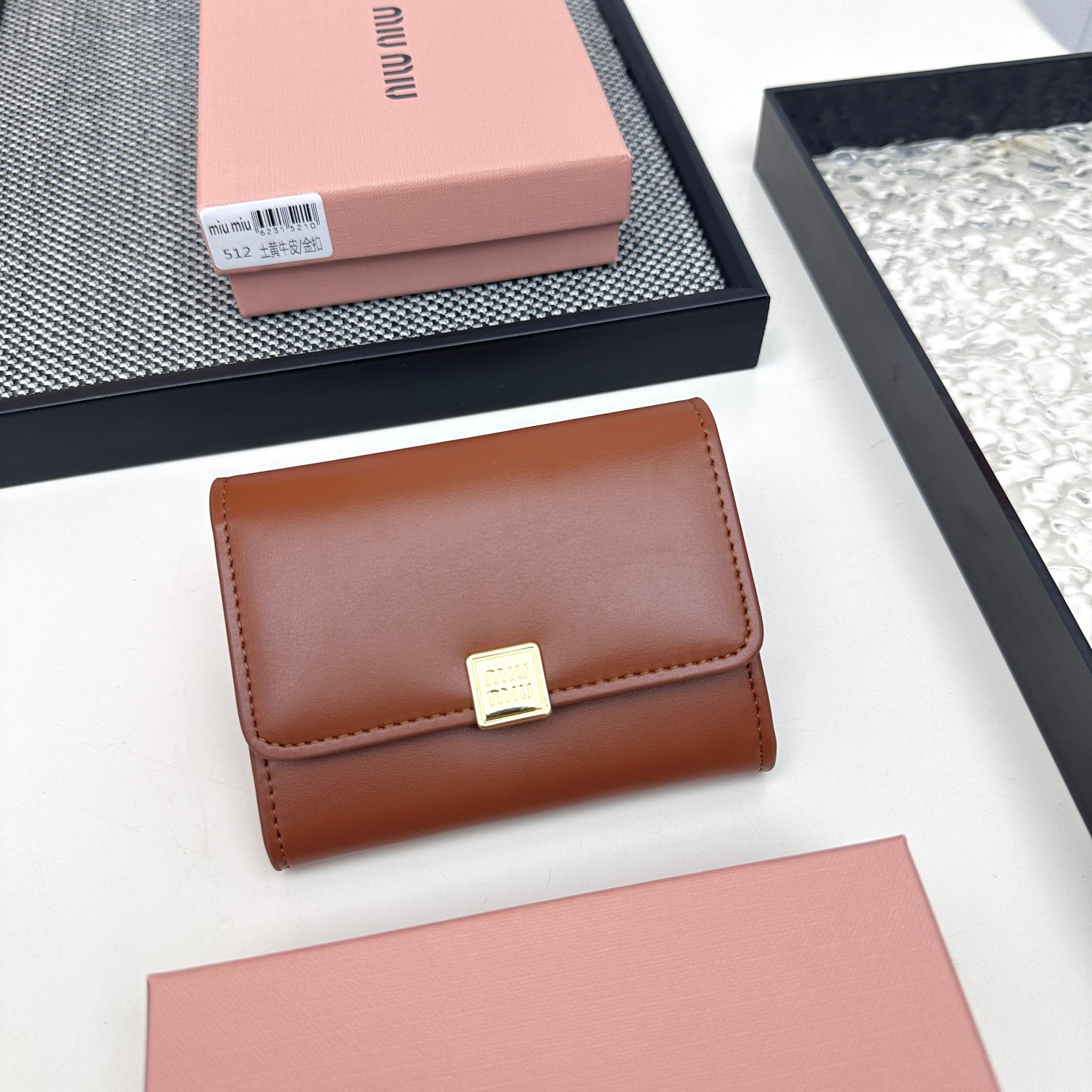 ミュウミュウ「Miu Miu」二つ折りスモールウォレット