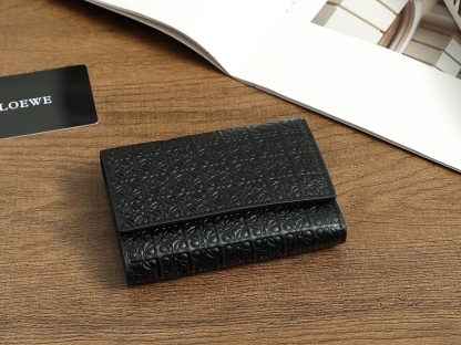 ロエベ「LOEWE」ぺブル バーティカル ウォレット スモール（シャイニーナパカーフ）