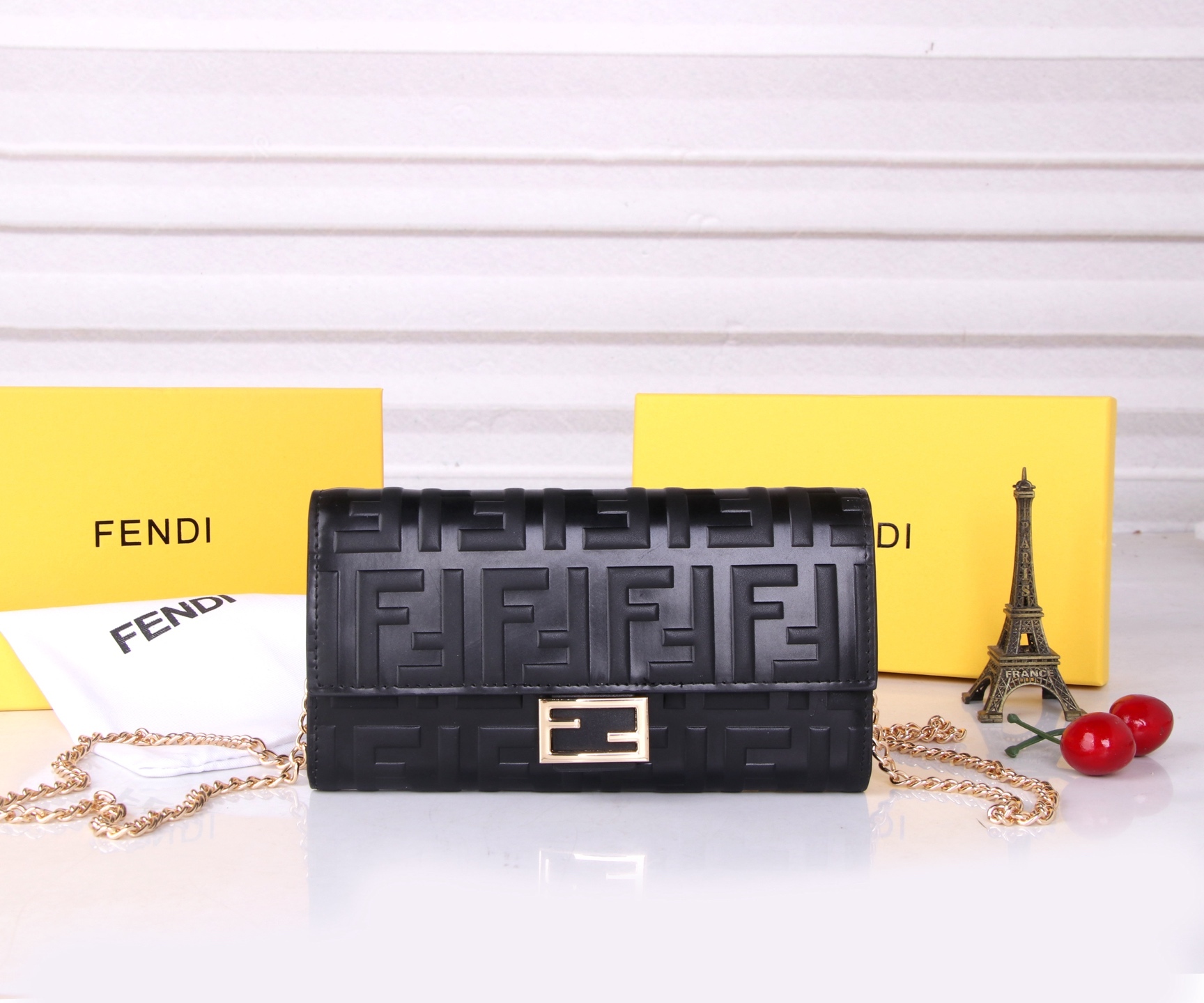 フェンディ「Fendi」高級エンボス牛革の大きな イタリア製財布