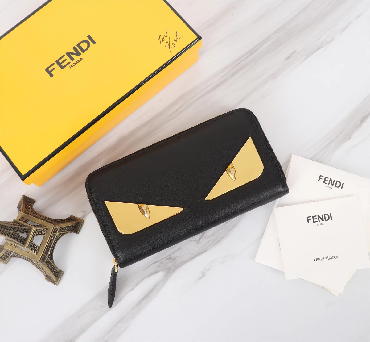 フェンディ「Fendi」高級エンボス牛革の大きな イタリア製財布