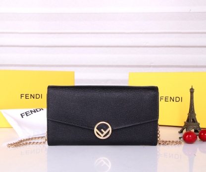 フェンディ「Fendi」高級エンボス牛革の大きな イタリア製財布