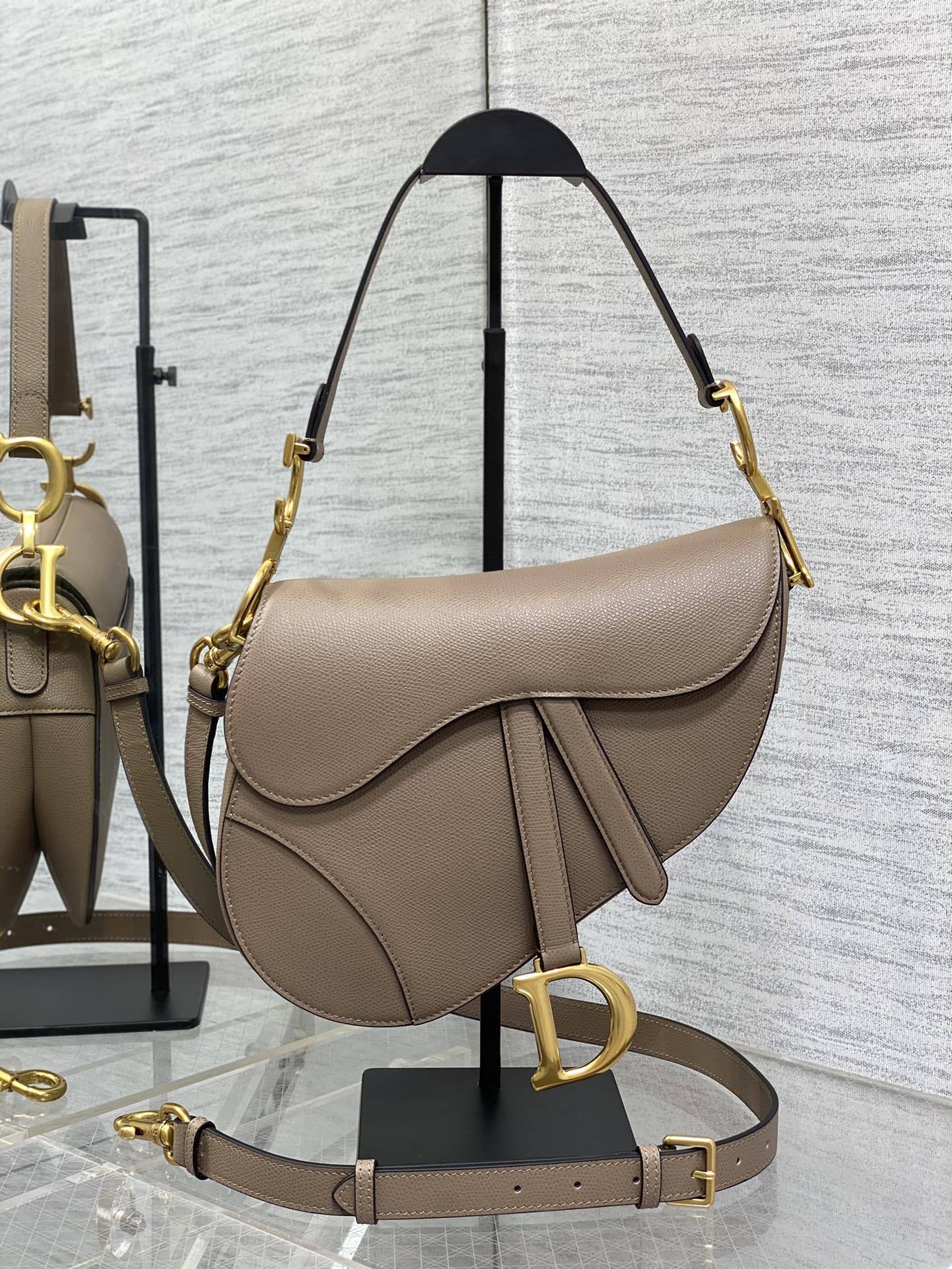 ディオール「Dior」Saddle バッグ グレインドカーフスキン