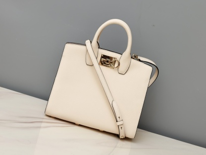 フェラガモ「Ferragamo」スタジオレザートートバッグ