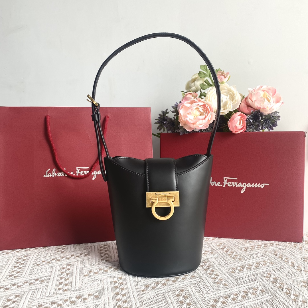 フェラガモ「Ferragamo」トリフォリオ ガンチーニショルダーバッグ