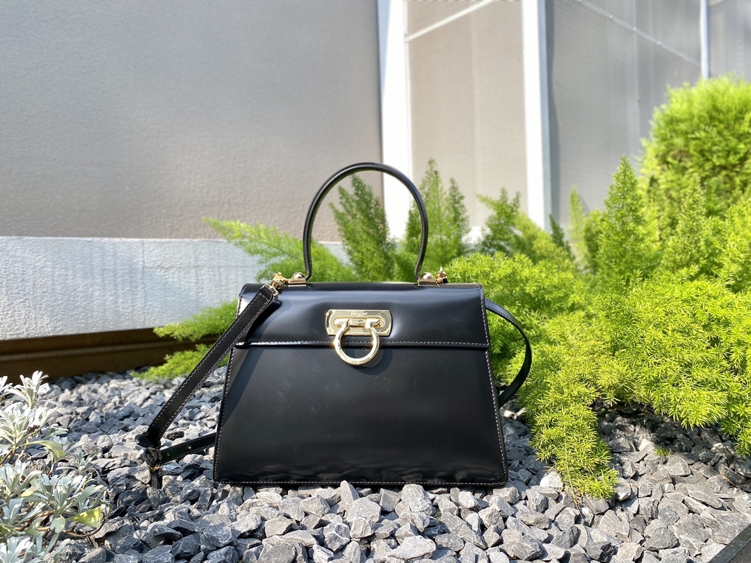 フェラガモ「Ferragamo」ミュージアムコレクション レトロラージトートバッグ