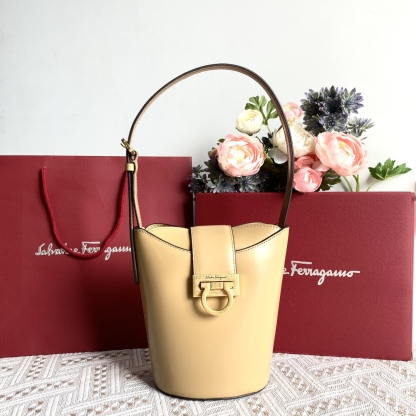 フェラガモ「Ferragamo」トリフォリオ ハイブリッドショルダーバッグ