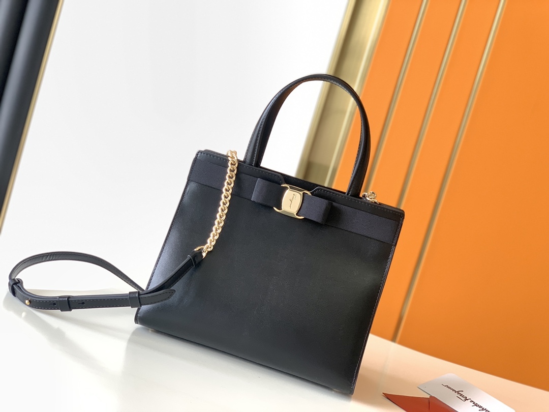 フェラガモ「Ferragamo」トリフォリオ ショルダーバッグ