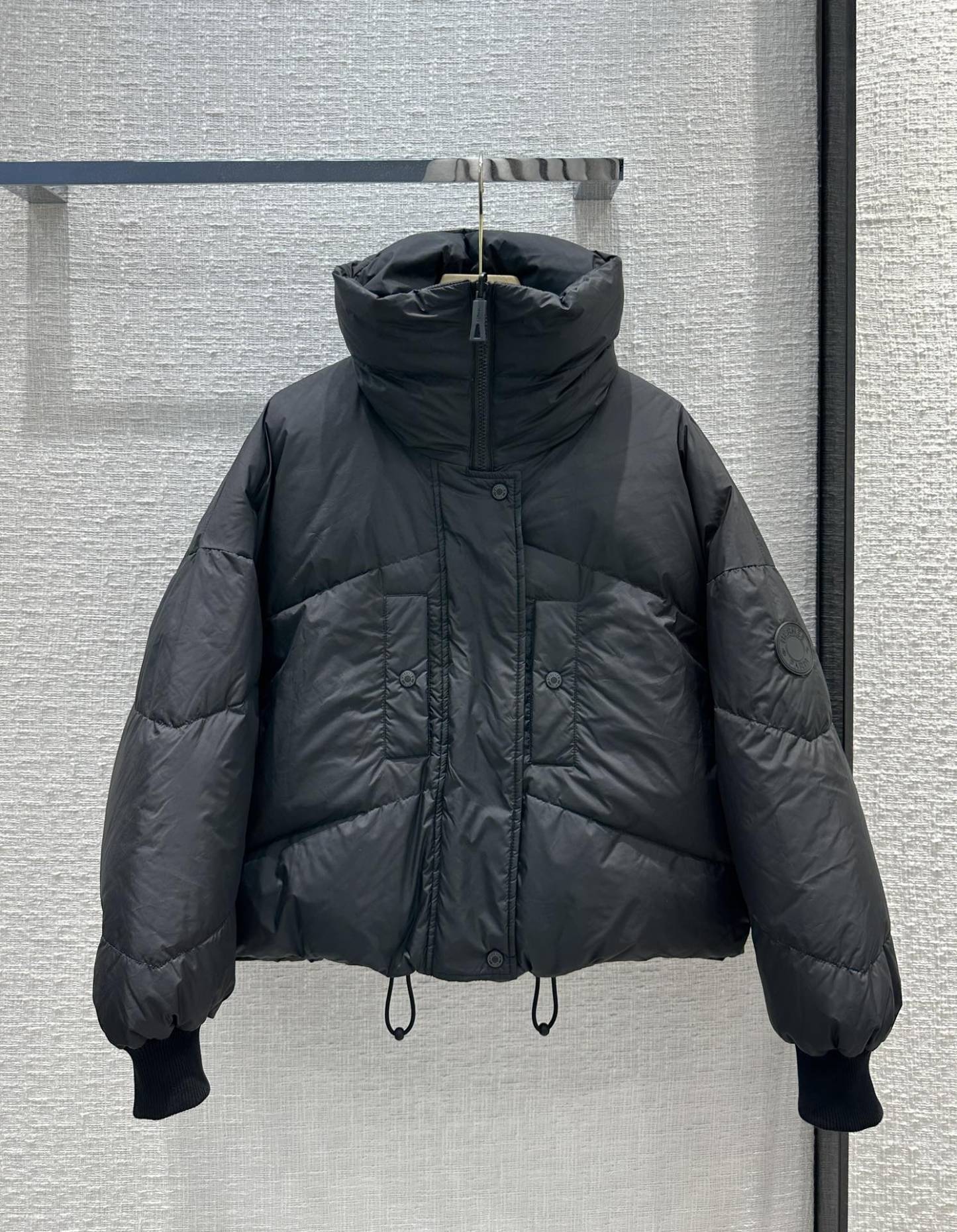 エルメス「Hermès」 2025秋冬 ドローストリング ダウンジャケット