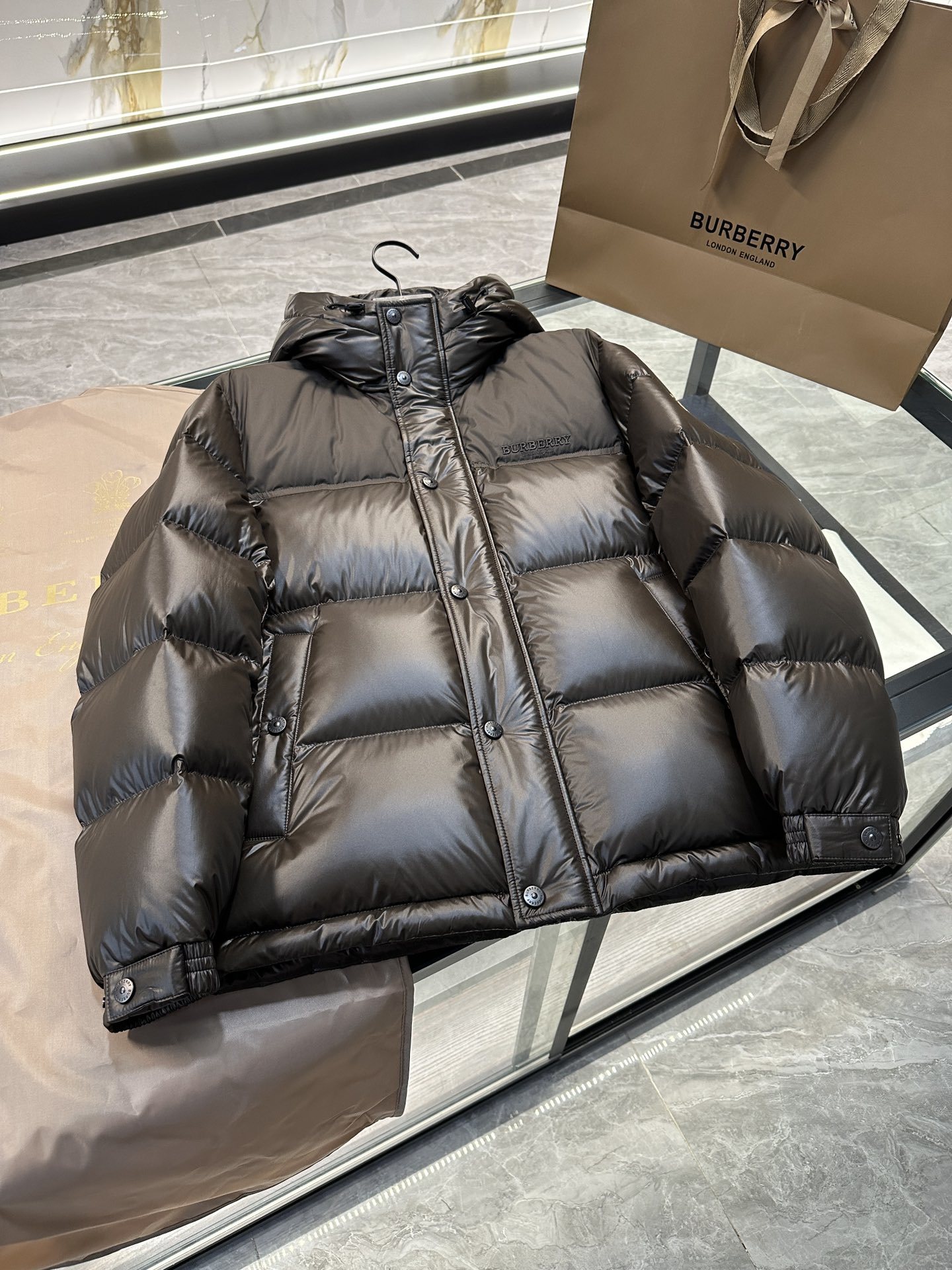 バーバリー「Burberry」インパクトカラーラバーアルファベットロゴキャップダウンジャケット