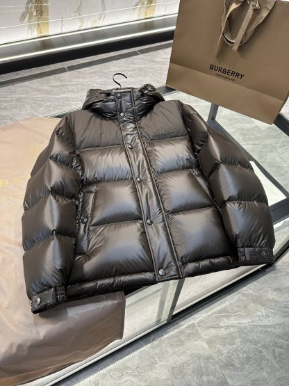 バーバリー「Burberry」インパクトカラーラバーアルファベットロゴキャップダウンジャケット