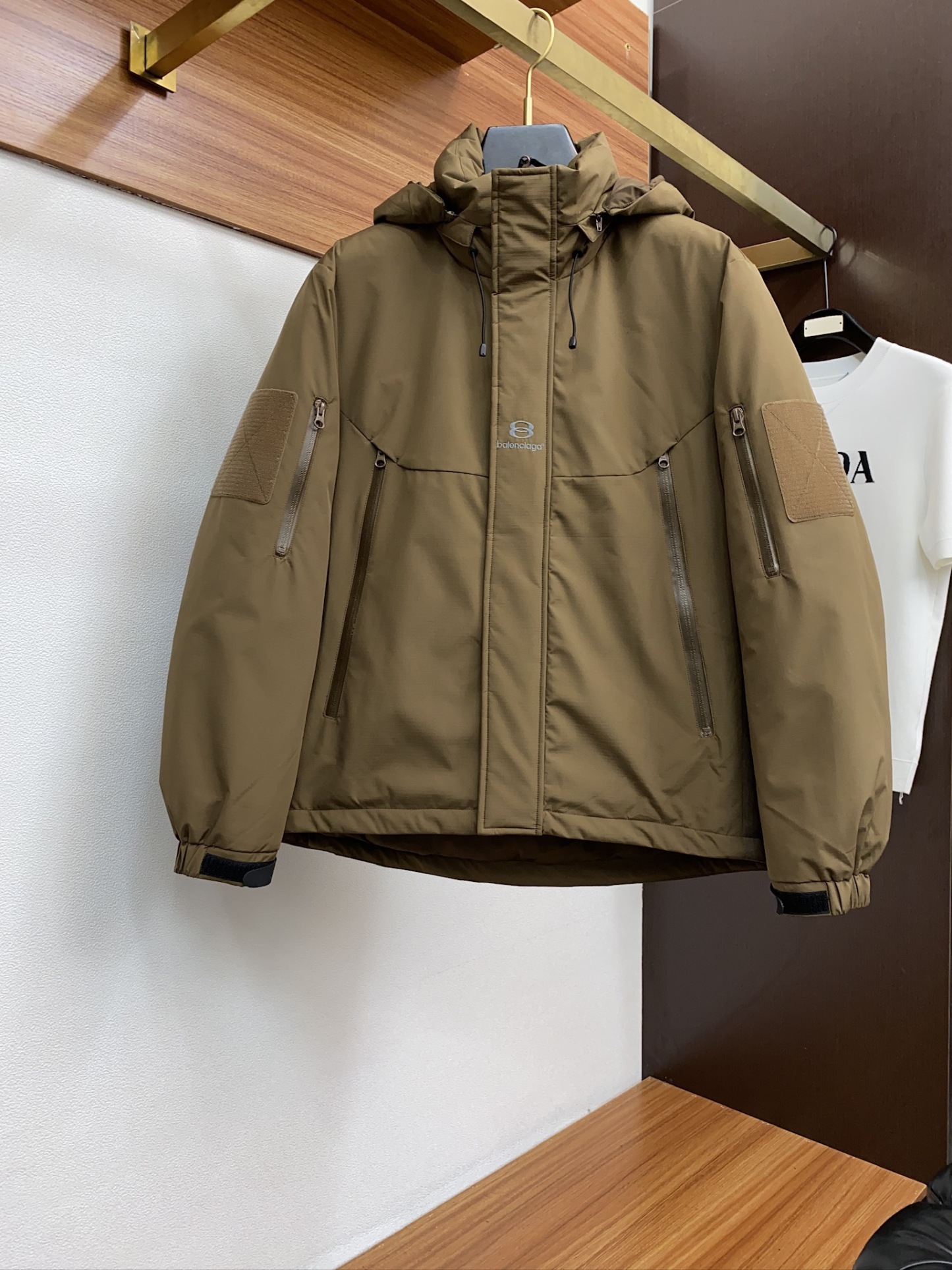 バレンシアガ「Balenciaga」‌BALENCIAGA × MANCHESTER UNITED 10番 パッチワーク サッカーダウンジャ